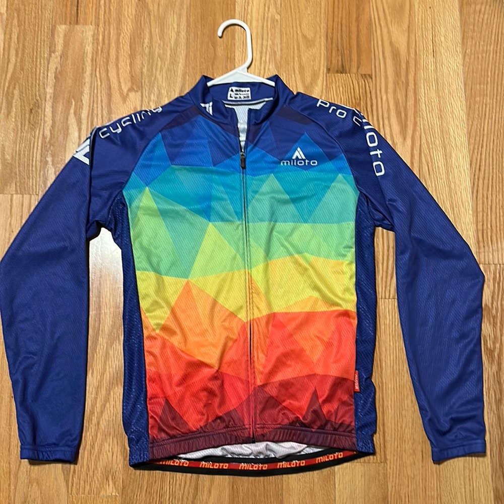 Miloto cycling top and bottom.